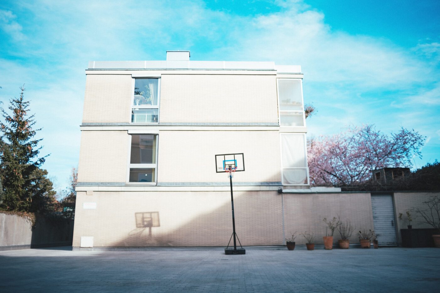 Streetphoto in one of the backyards in munich in spring 2023, for a blogarticle from daniel Stein, that should help you find a fitting photographer for your project.